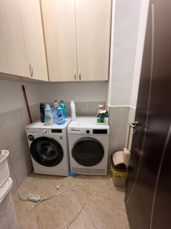 Shitet apartament 4+1+2 tek Kthesa e Kamzes