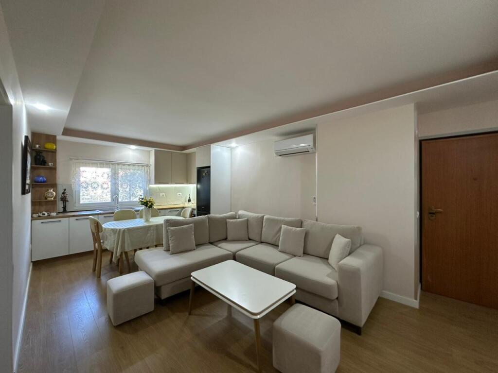 Apartament 1+1 per qira tek Kika 1/Komuna e Parisit.