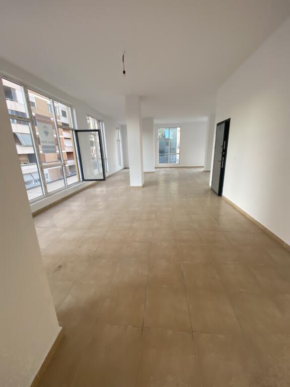 Business premises with an area of 150 m2, service complex train station, 2500 euros