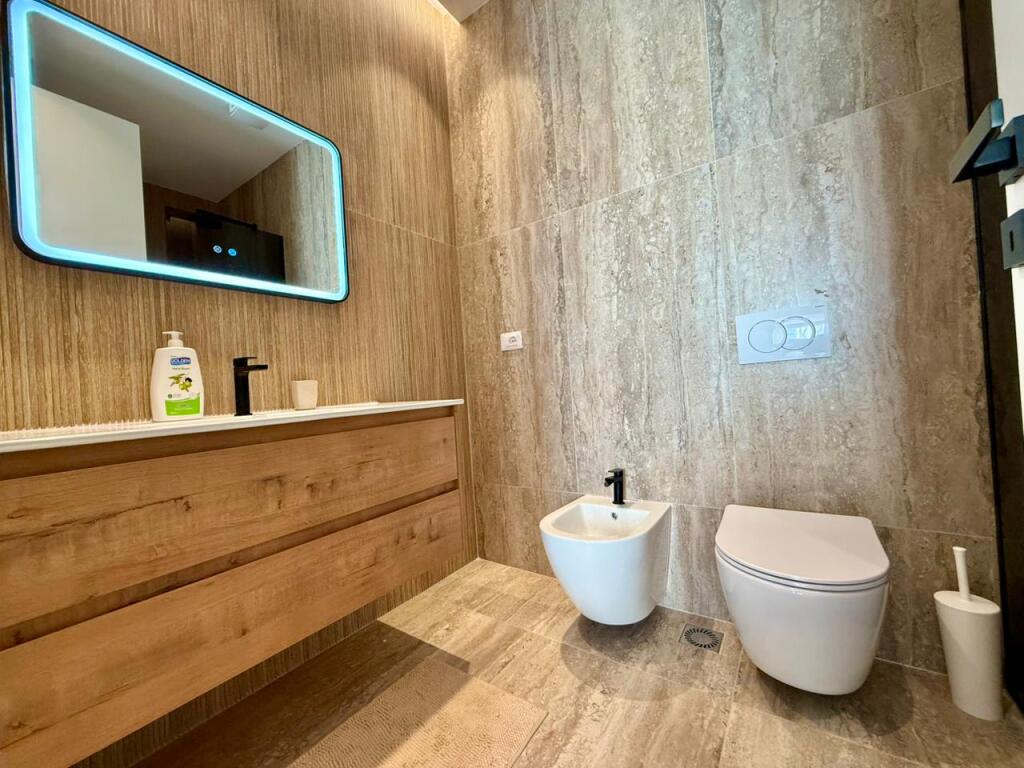 2+1 𝐏𝐄𝐑 𝐐𝐈𝐑𝐀 𝐊𝐎𝐌𝐔𝐍𝐀 𝐄 𝐏𝐀𝐑𝐈𝐒𝐈𝐓