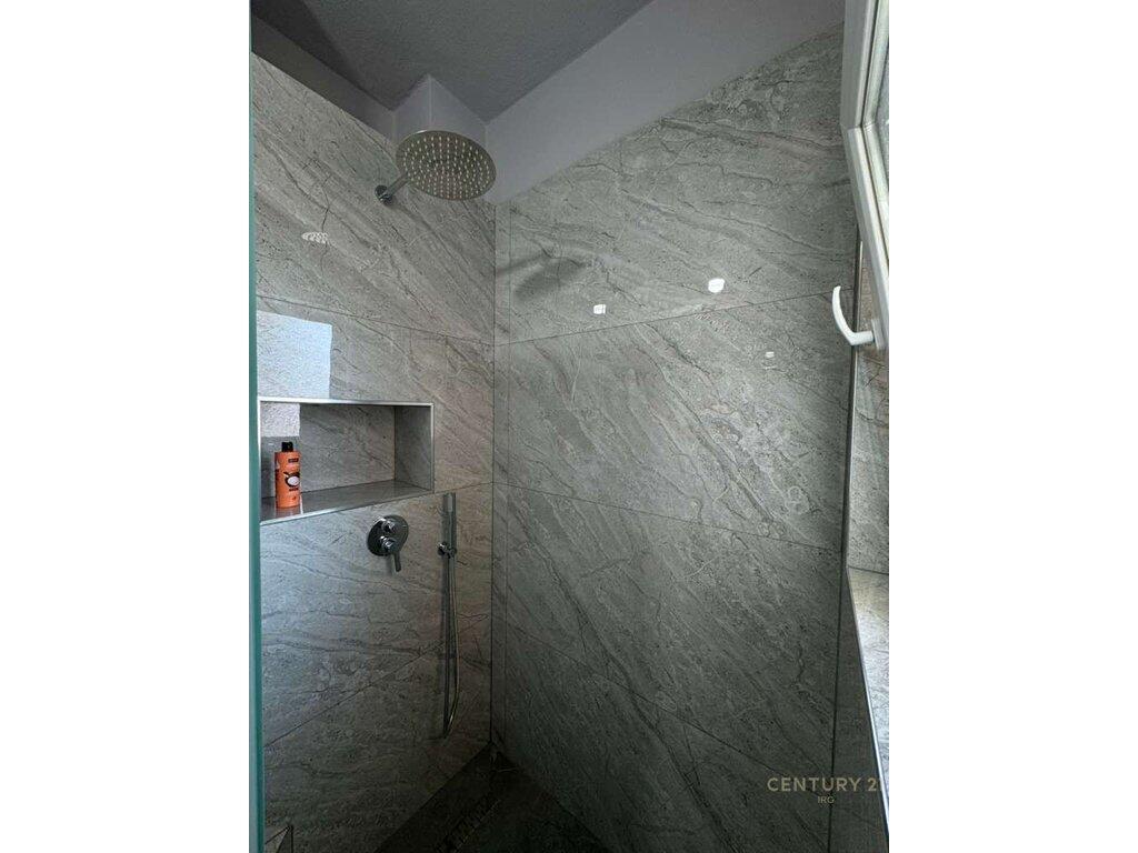 Jepet me qera apartament 2+1 prane Bulevardit! 700 € /Muaj