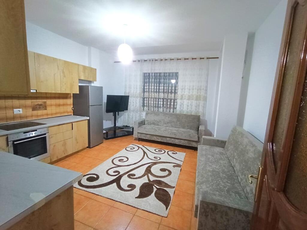 🏢Kinostudio,Rr.Aleksander Moisiu jepet me qera apartament 2+1+2,i mobiluar 50,000Leke