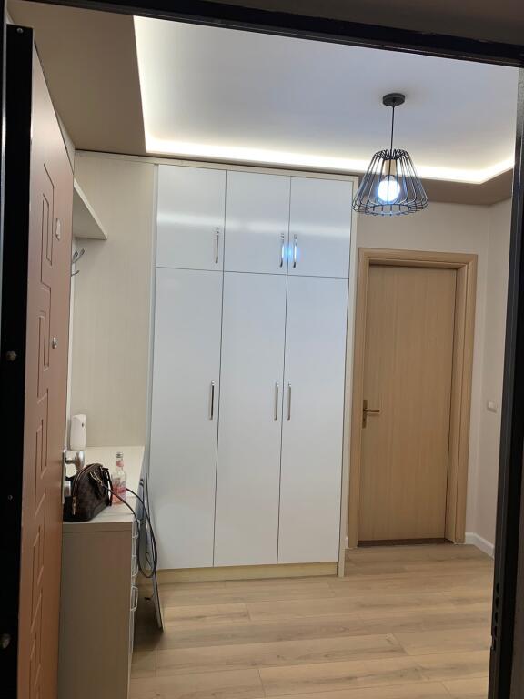 Apartament me qira te liqeni