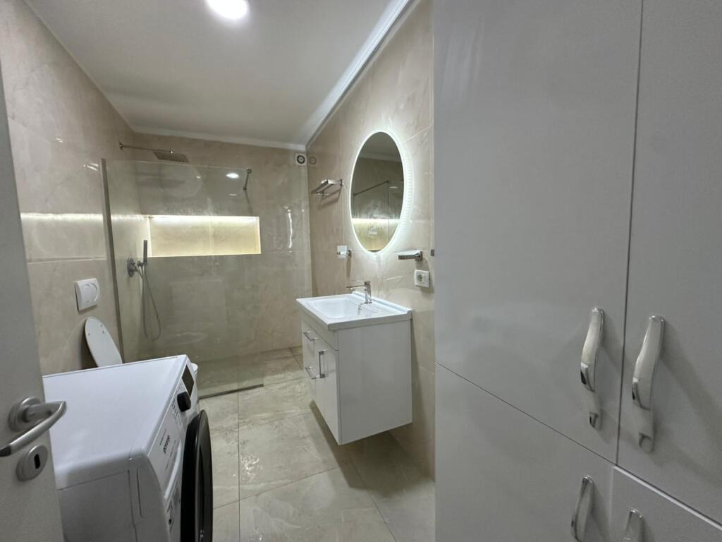 Apartament 1+1 per qira tek Kika 1/Komuna e Parisit.