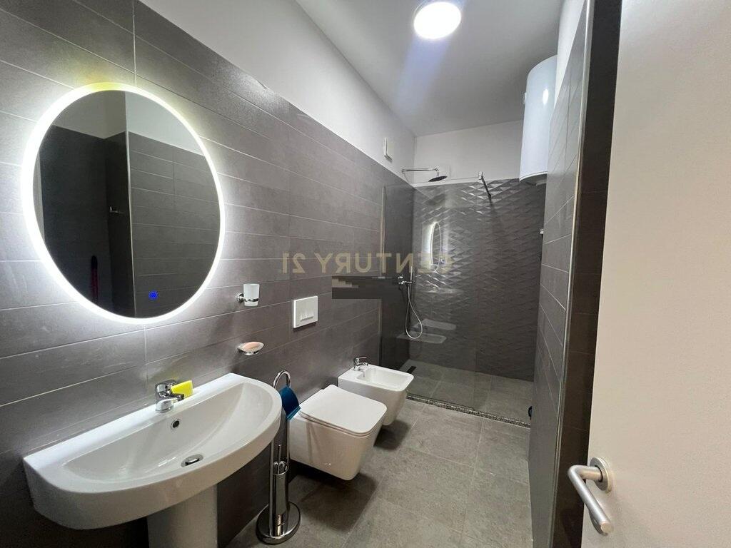 OFROHET  ME QIRA APARTAMENT 2+1 – ZOGU I ZI