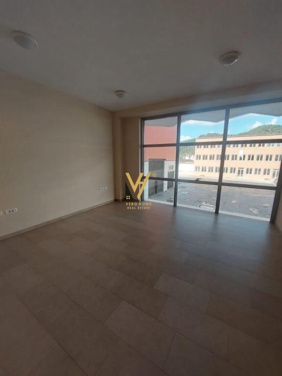 JEPET GODINE 4 KATESHE ME QERA NE VAQARR 4.000 EURO