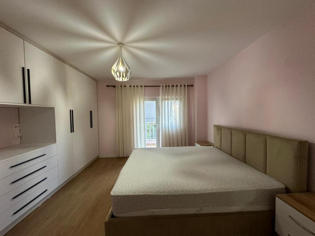 Apartament 1+1 per qira tek Kika 1/Komuna e Parisit.