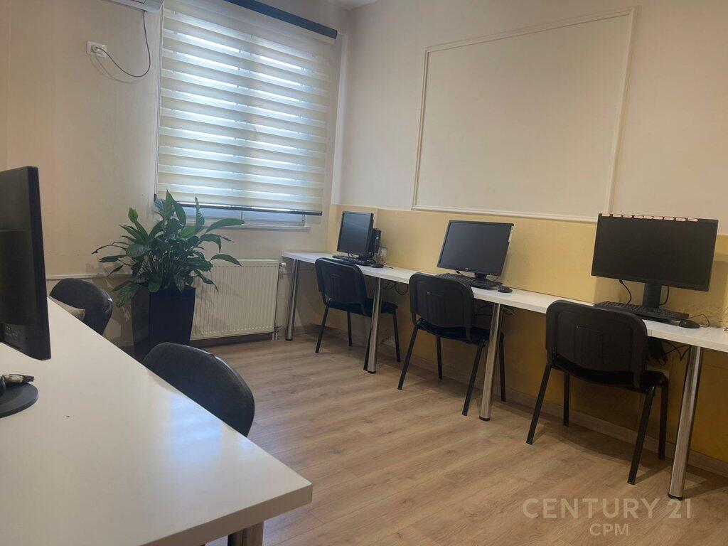 Zyrë Moderne 6+3 me Qira në Kika 2, Komuna e Parisit 1,500 € /Muaj