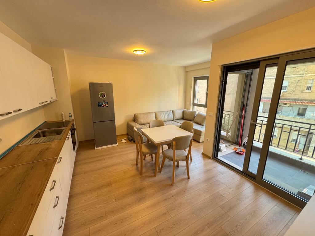 Apartament me qera 1+1+parkim Shkolla e Kuqe