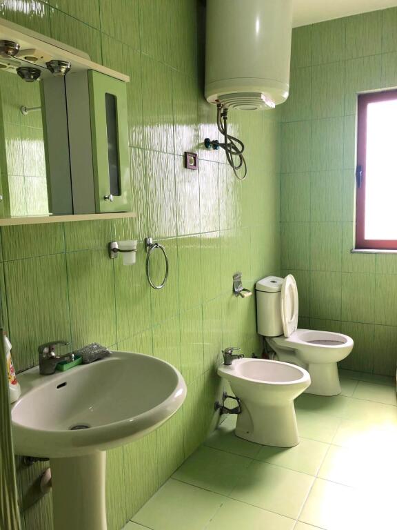 Jepet me qera Apartamenti 2+1 , Rruga Jordan Misja te shinat , 370 mije leke