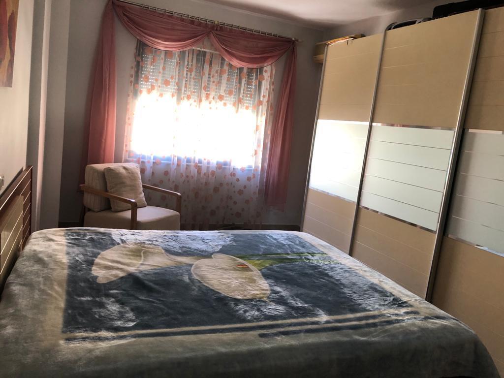 Shitet apartament 2+1 spacioz , buze rruges Frang Bardhi