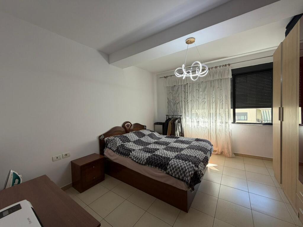 Apartament 1+1 per shitje prane Hotel Roland.