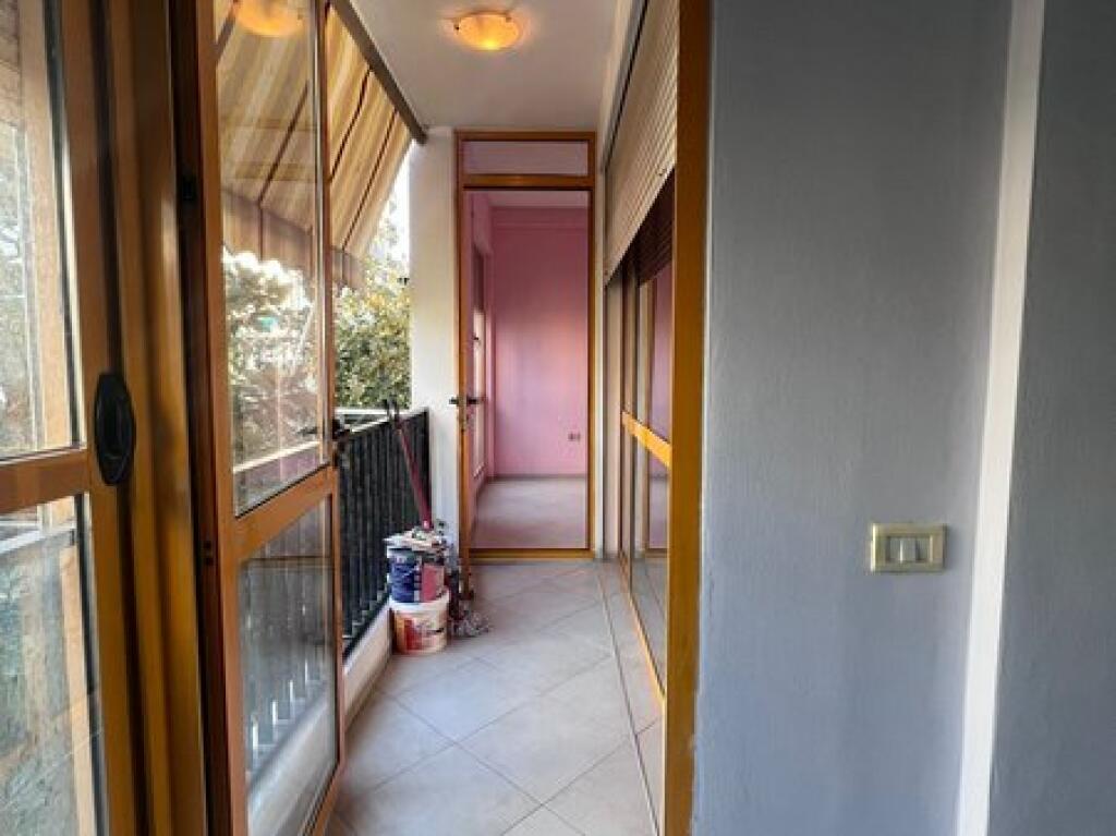 Qera, Ambient per zyra+Post Parkimi, Komuna e Parisit, Tirane.