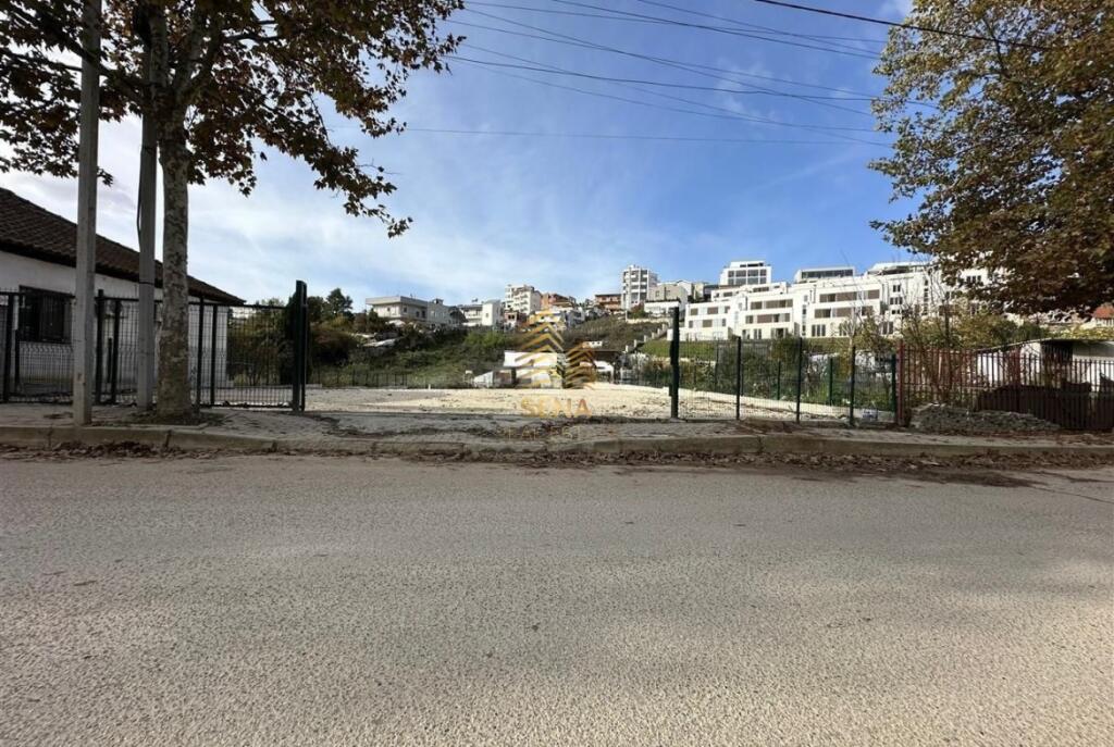 Jepet me qira Toke 900m², Sauk, 450 Euro