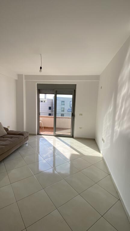 Tek Spitali Hygeia Shitet Apartament 1+1 Me Planimetri Te Rregullt!