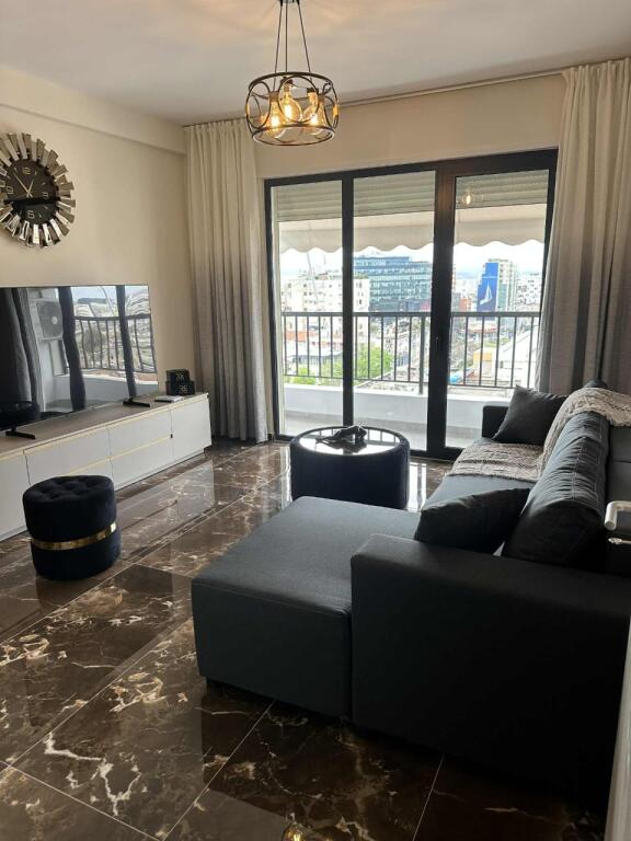 🏙️ Jepet me Qira Apartament 1+1 – Përballë Colosseut, Tiranë