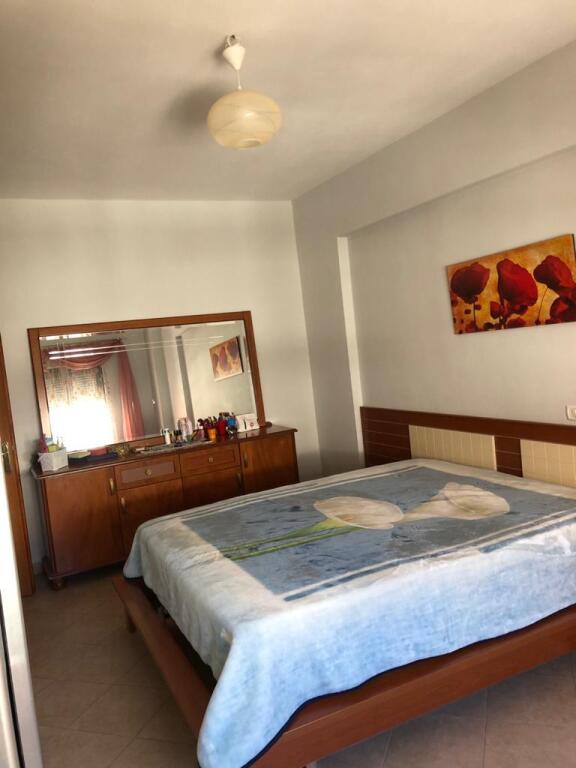 Shitet apartament 2+1 spacioz , buze rruges Frang Bardhi