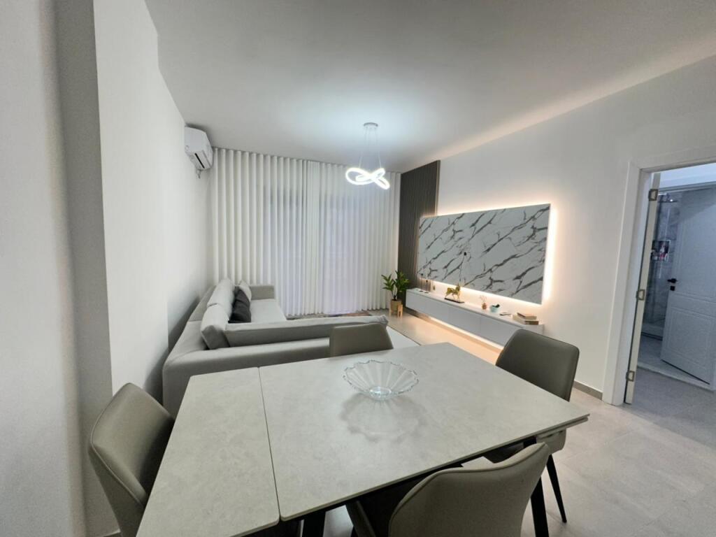 Apartament 2+1 me garazh për qira afatgjatë në Vlorë