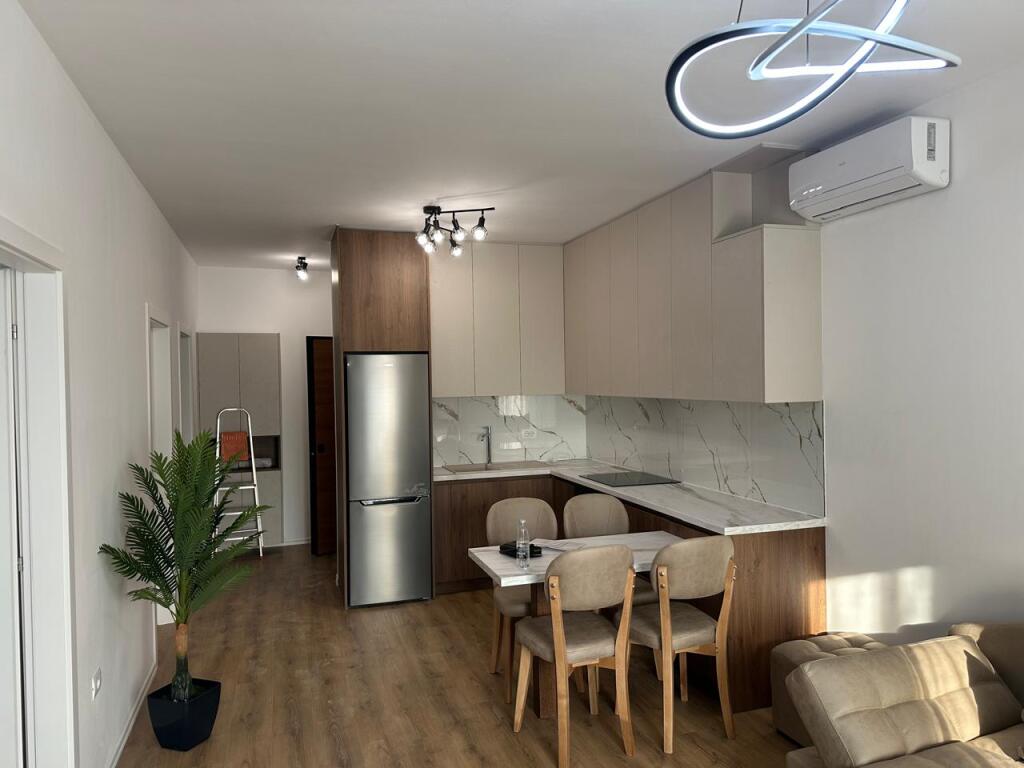 🏡 Jepet me qira apartament 2+1 në zonën e “Zogut të Zi”!