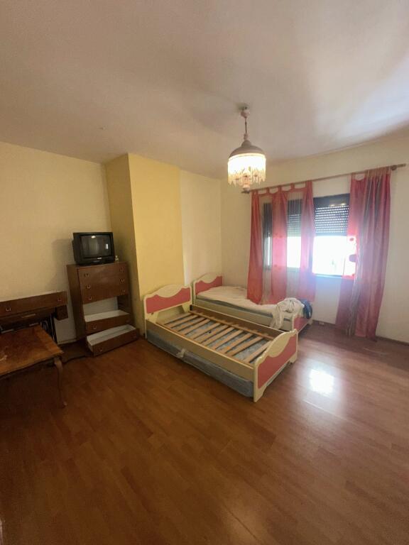 OCCASIONE 🔥 🏡 VENDESI 2+1+ balcone 📍SCUOLA KUSHTRIMI LIRIS QUARTIERE 6 Ex Distretto 💰 Prezzo: 90.000€ • 105 Metri Totali 95 Metri Netti 🏢 Piano: 6 residenziale 🏢 Palazzo: PALAZZO NUOVO CON ASCENSORE 💳 Finanziamento con credito: ❌ NO 📝 Descrizione della Proprietà: Appartamento 2+1 + balcone in vendita con orientamento perfetto a sud, situato al 6° piano di un palazzo nuovo con ascensore. L'appartamento offre illuminazione naturale per tutto il giorno grazie alla posizione favorevole e ha una disposizione funzionale interna che comprende due camere da letto, un ampio soggiorno, cucina, bagno e balcone. Il prezzo è un affare — solo 90.000€, con documentazione completamente regolare pronta per la vendita. Un'ottima opportunità di investimento o abitazione in una zona richiesta