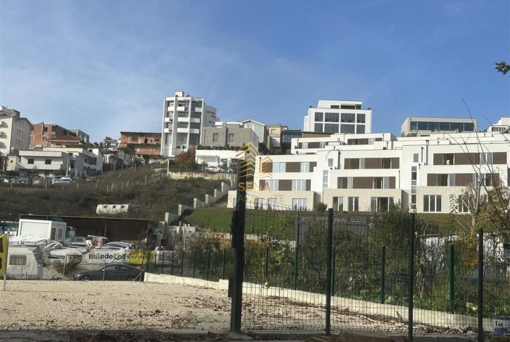 Jepet me qira Toke 900m², Sauk, 450 Euro