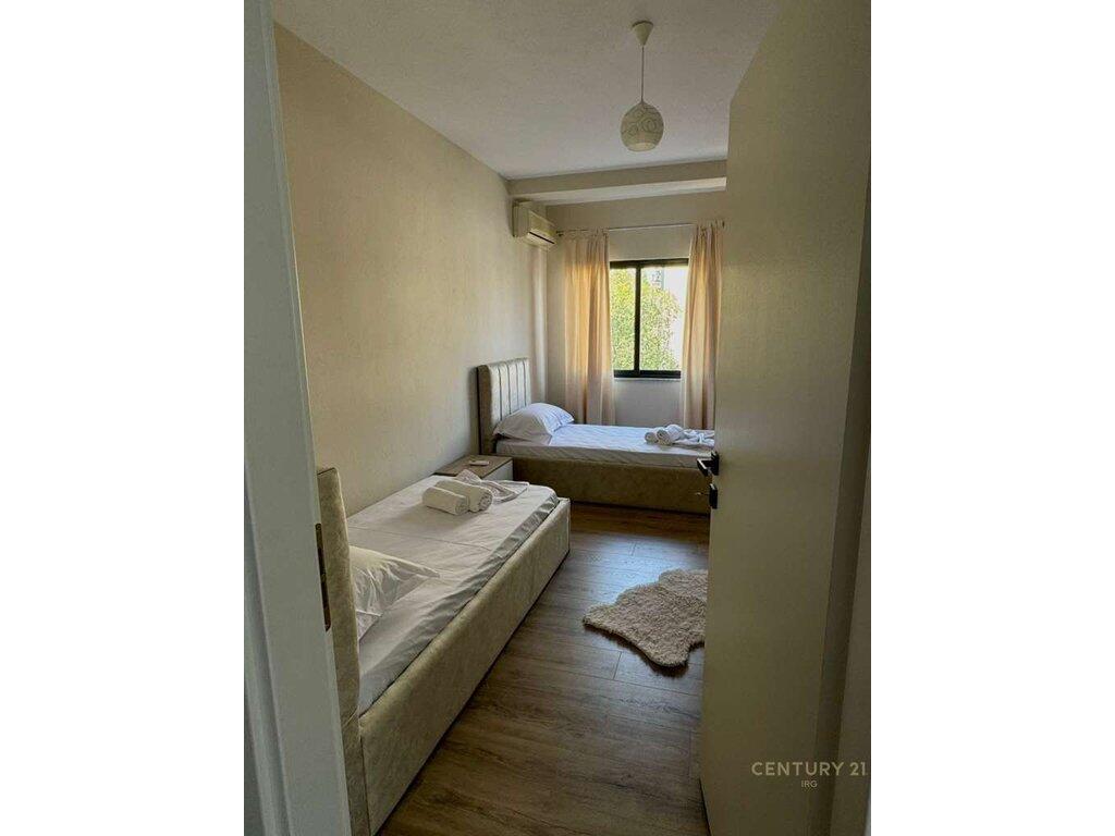 Jepet me qera apartament 2+1 prane Bulevardit! 700 € /Muaj