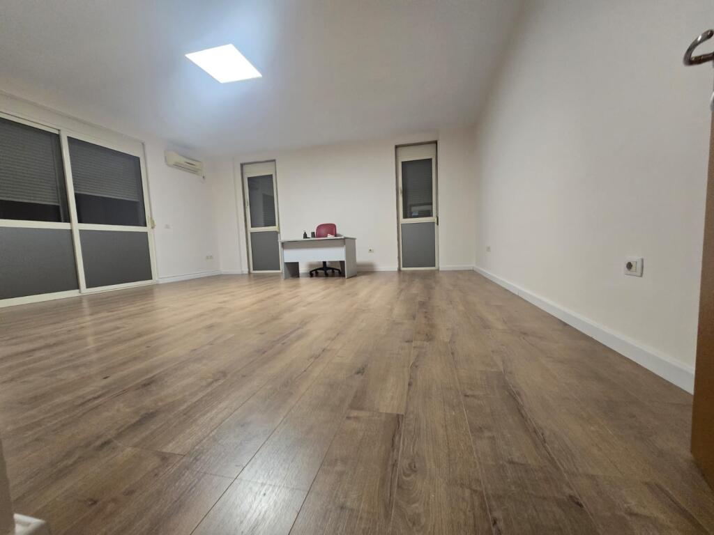 Zyre me qira , rruga e Kavajes /Qender