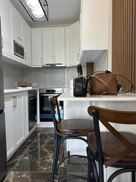 🏙️ Jepet me Qira Apartament 1+1 – Përballë Colosseut, Tiranë