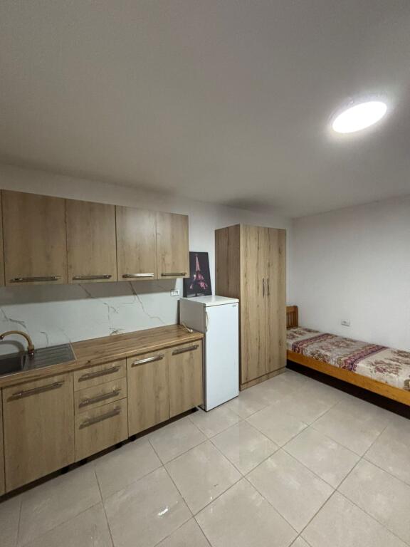 Gazonier ne Astir me Qera