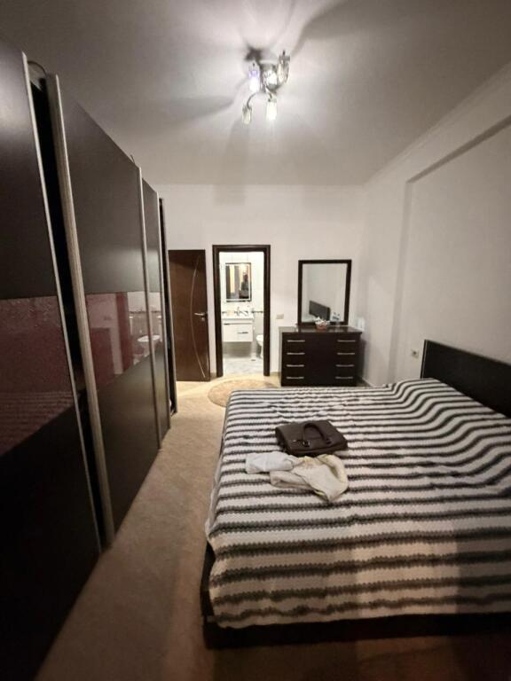 Shitet apartament 4+1+2 tek Kthesa e Kamzes