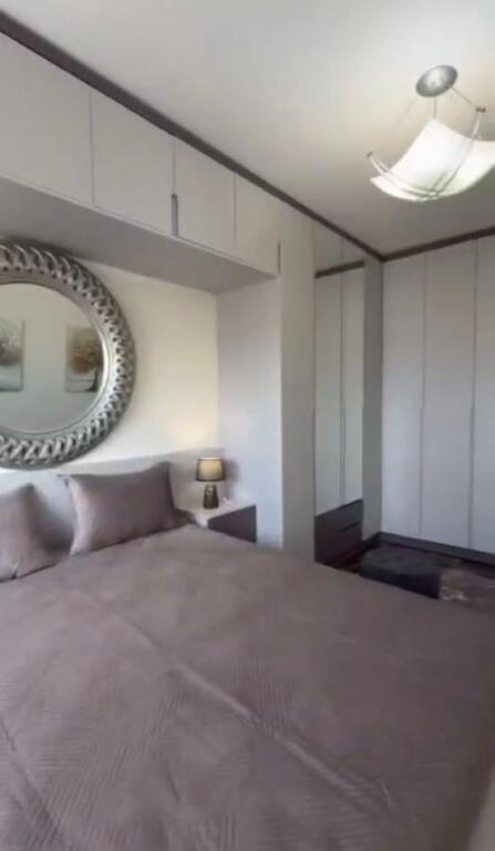 🏙️ Jepet me Qira Apartament 1+1 – Përballë Colosseut, Tiranë