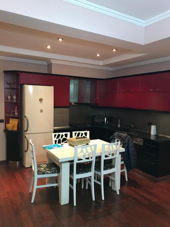 SHITET APARTAMENT 2+1+POST PARKIMI rr. KOSOVAREVE