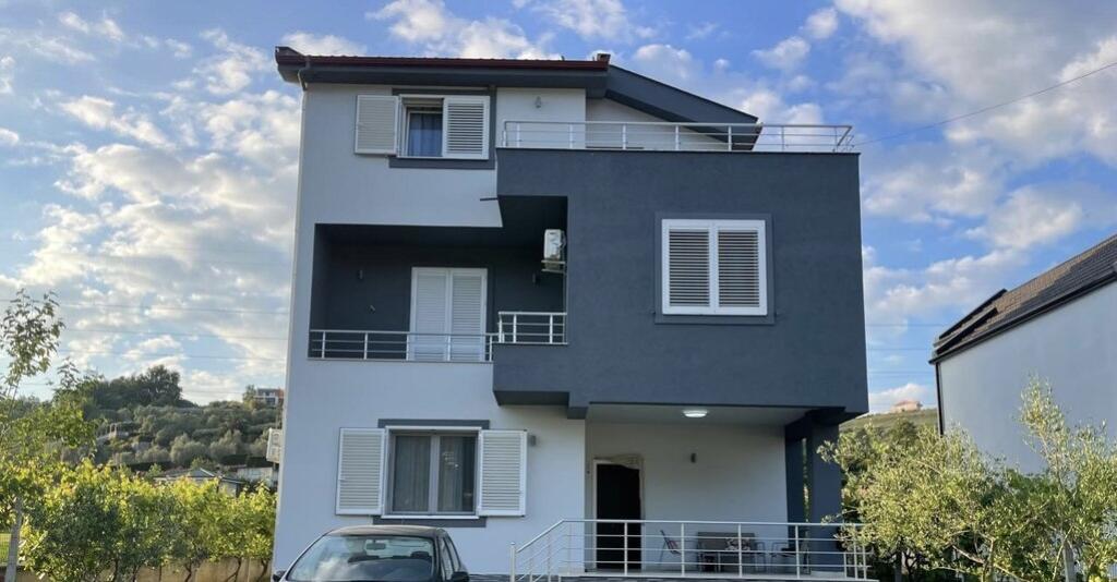 VILLA SU TRE PIANI IN AFFITTO A MULLET