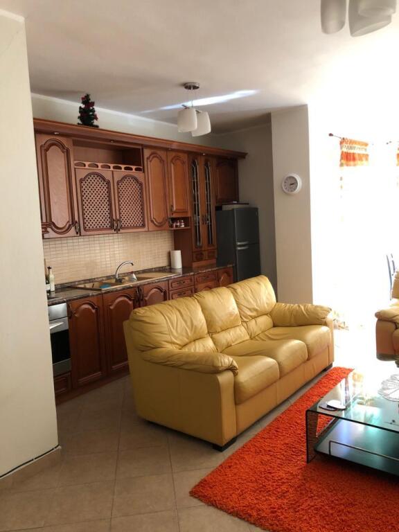 Shitet apartament 2+1 spacioz , buze rruges Frang Bardhi