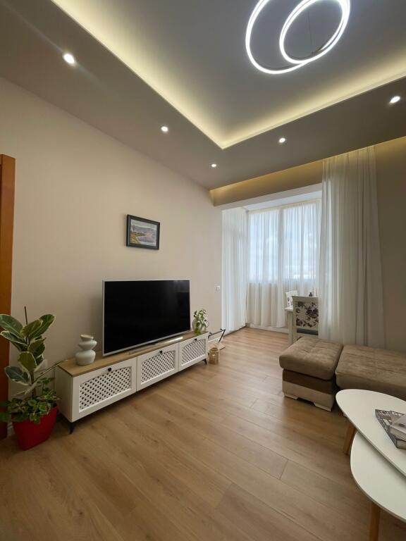 APARTAMENT 1+1 PRANE QENDRES SE TIRANES