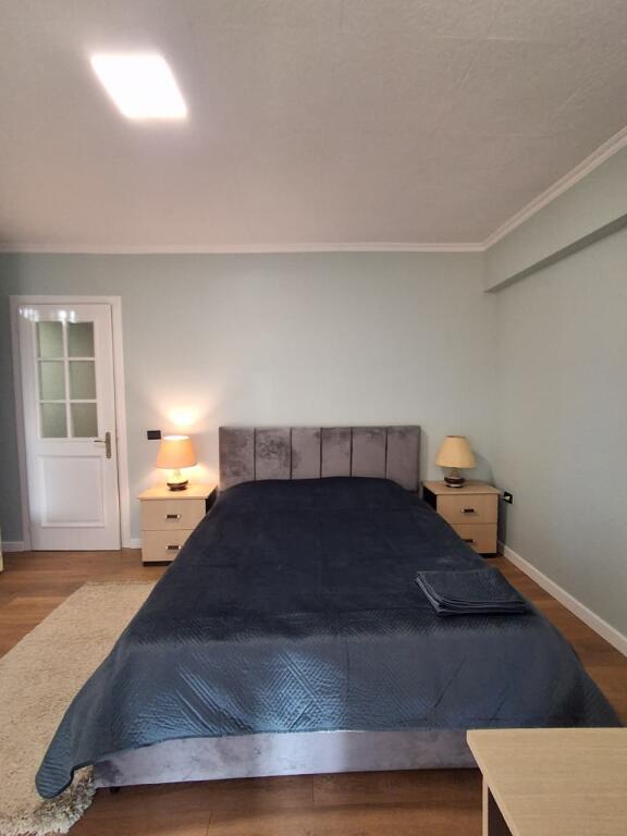 🏢A Selvia, vicino al Supermercato Spar, si affitta appartamento 1+1 arredato, 65.000 Leke