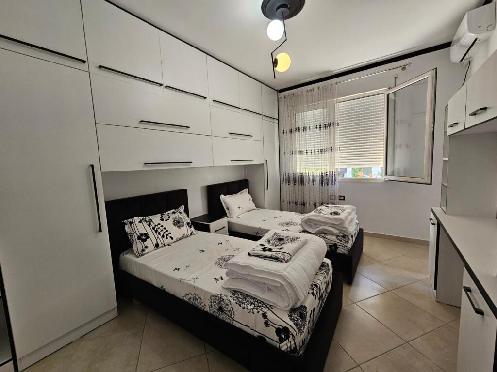 Appartamento 2+1+2 bagni + posto auto in affitto – Lago Secco 📍 Posizione: 100 metri dall'Hotel Radisson 💶 Prezzo: 800 €/mese (posto auto incluso) 🏢 Situato al: 2° piano | Edificio nuovo con ascensore