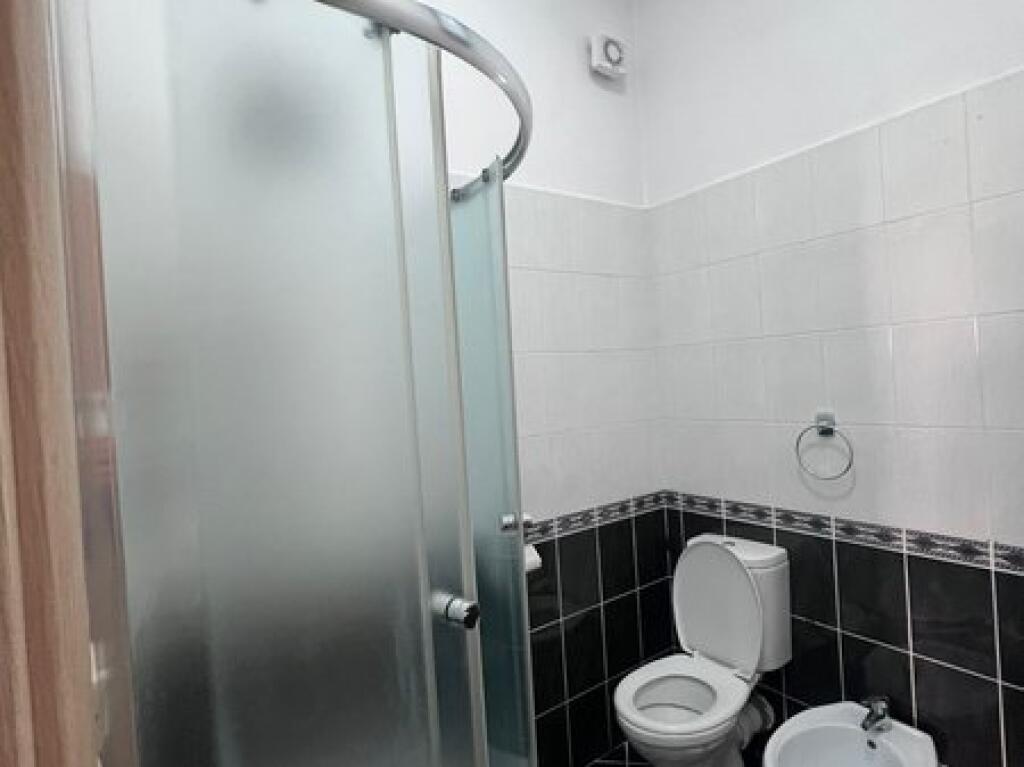 Qera, Ambient per zyra+Post Parkimi, Komuna e Parisit, Tirane.