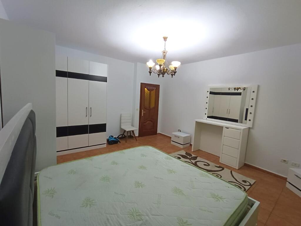 🏢Kinostudio,Rr.Aleksander Moisiu jepet me qera apartament 2+1+2,i mobiluar 50,000Leke