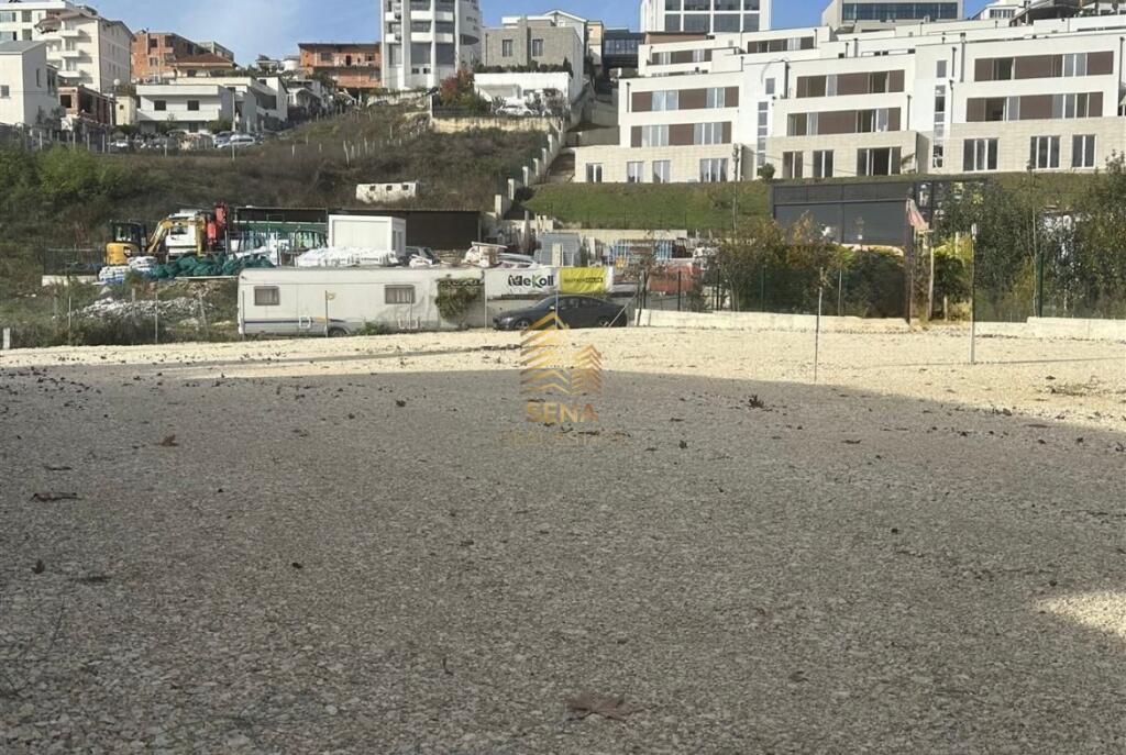 Jepet me qira Toke 900m², Sauk, 450 Euro