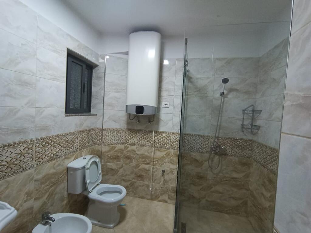 🏢Kinostudio,Rr.Aleksander Moisiu jepet me qera apartament 2+1+2,i mobiluar 50,000Leke