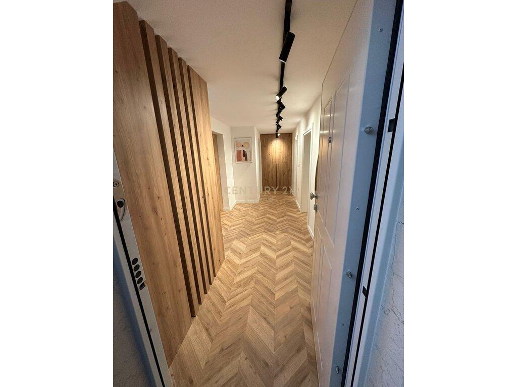 Apartament modern 2+1 me oborr privat + POST PARKIMI– 70,000ALL/muaj