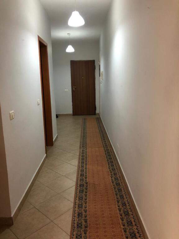 Shitet apartament 2+1 spacioz , buze rruges Frang Bardhi