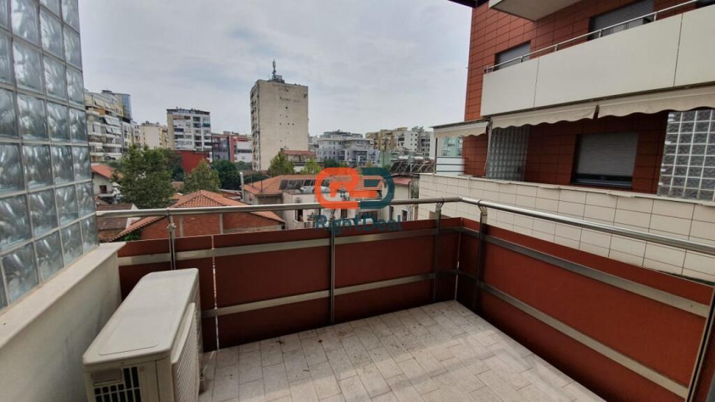 Tek Rruga E Bogdaneve, Jepet Me Qira Super Apartament 1+1 !!