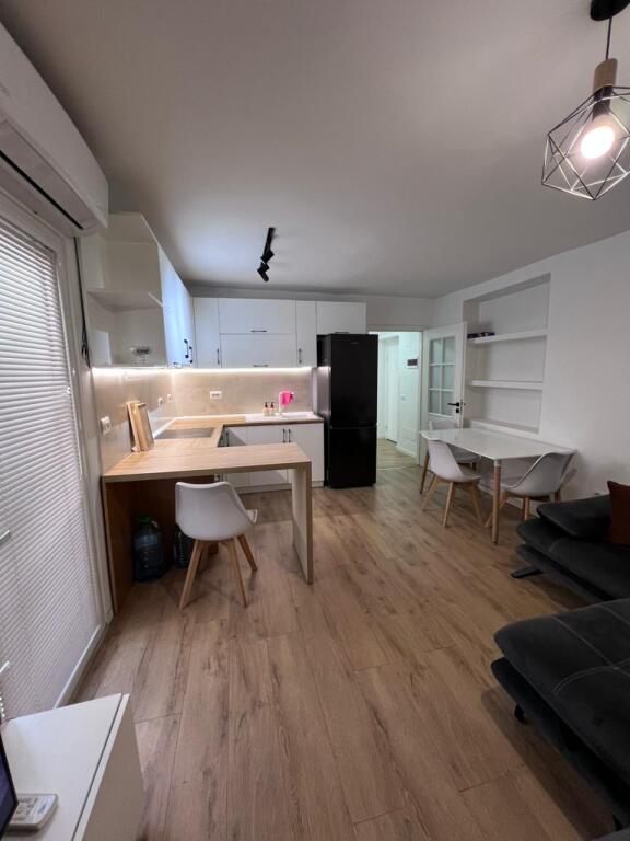 Ofrohet per qera, Apartament 1+1 Rruga e Elbasanit