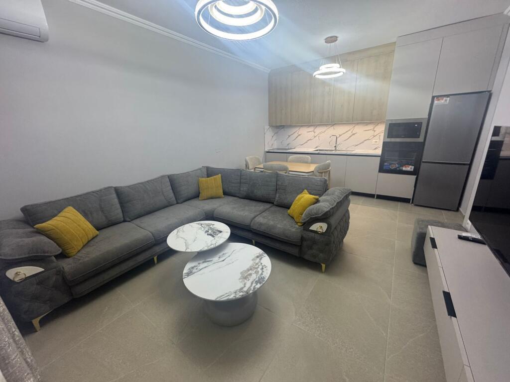 Apartament 2+1+2 me postparkimi me qira tek Liqeni i Thate.