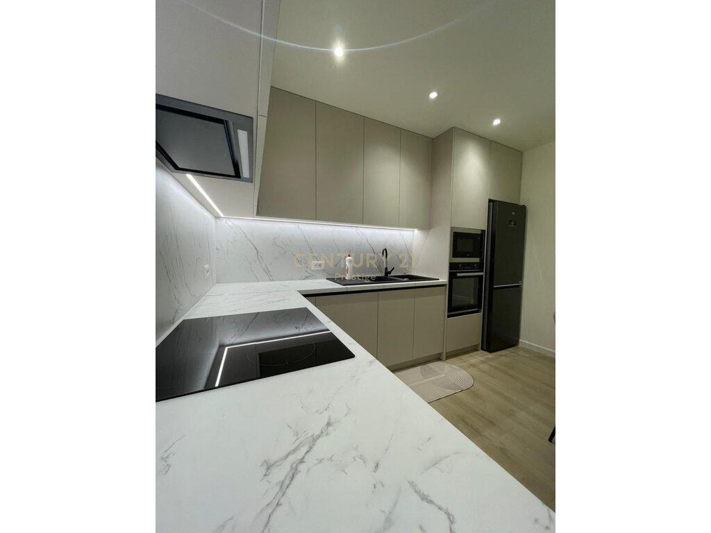 APARTAMENT 2+1 ME QIRA NE KRAH TE AMBASADES AMERIKANE, TIRANE!