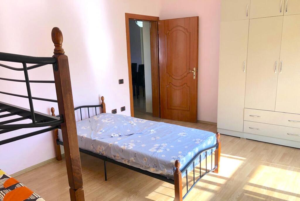 Apartament 2+1 me qera tek Rruga e Burgut (37,000 Leke)