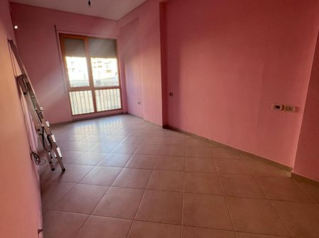 Qera, Ambient per zyra+Post Parkimi, Komuna e Parisit, Tirane.