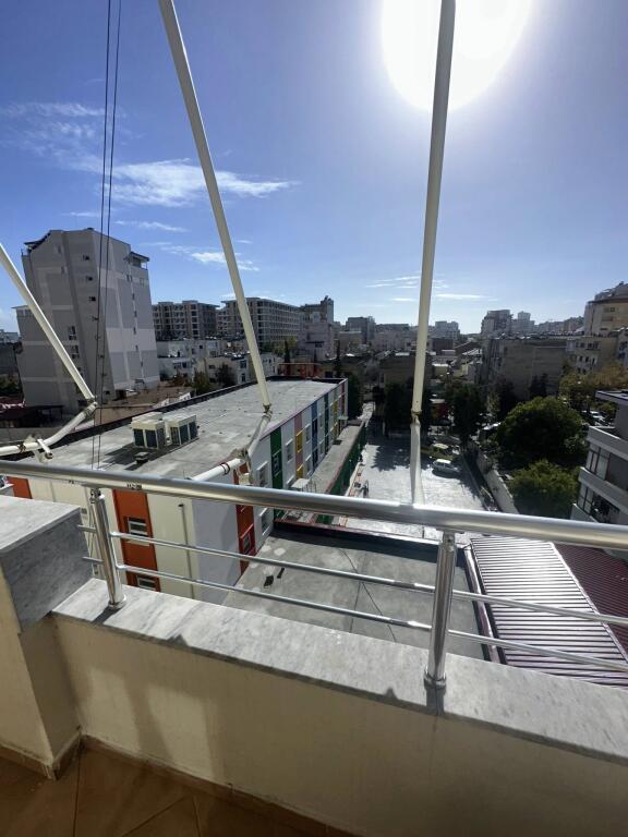 OCCASIONE 🔥 🏡 VENDESI 2+1+ balcone 📍SCUOLA KUSHTRIMI LIRIS QUARTIERE 6 Ex Distretto 💰 Prezzo: 90.000€ • 105 Metri Totali 95 Metri Netti 🏢 Piano: 6 residenziale 🏢 Palazzo: PALAZZO NUOVO CON ASCENSORE 💳 Finanziamento con credito: ❌ NO 📝 Descrizione della Proprietà: Appartamento 2+1 + balcone in vendita con orientamento perfetto a sud, situato al 6° piano di un palazzo nuovo con ascensore. L'appartamento offre illuminazione naturale per tutto il giorno grazie alla posizione favorevole e ha una disposizione funzionale interna che comprende due camere da letto, un ampio soggiorno, cucina, bagno e balcone. Il prezzo è un affare — solo 90.000€, con documentazione completamente regolare pronta per la vendita. Un'ottima opportunità di investimento o abitazione in una zona richiesta